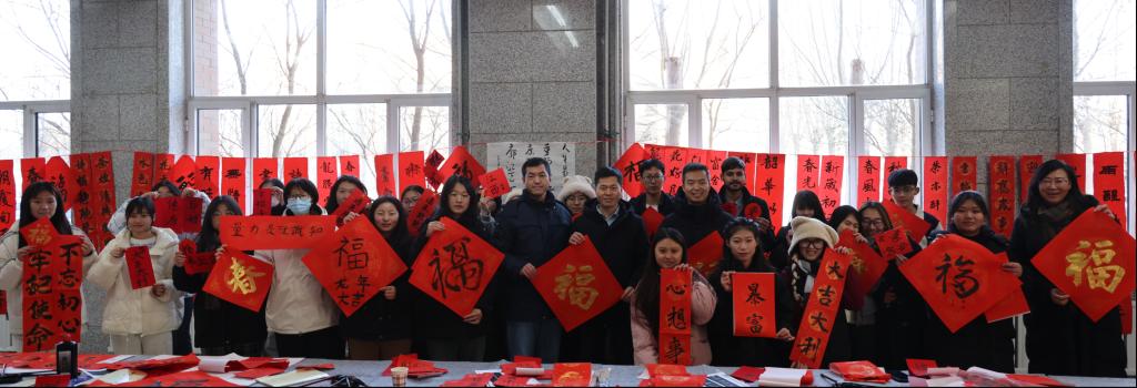 他们在张老师现场的悉心指导下